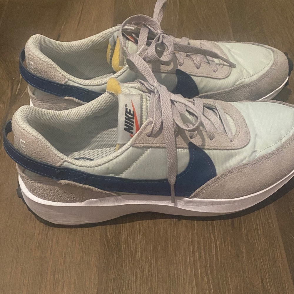 Women’s Nike Waffle shoes size 10